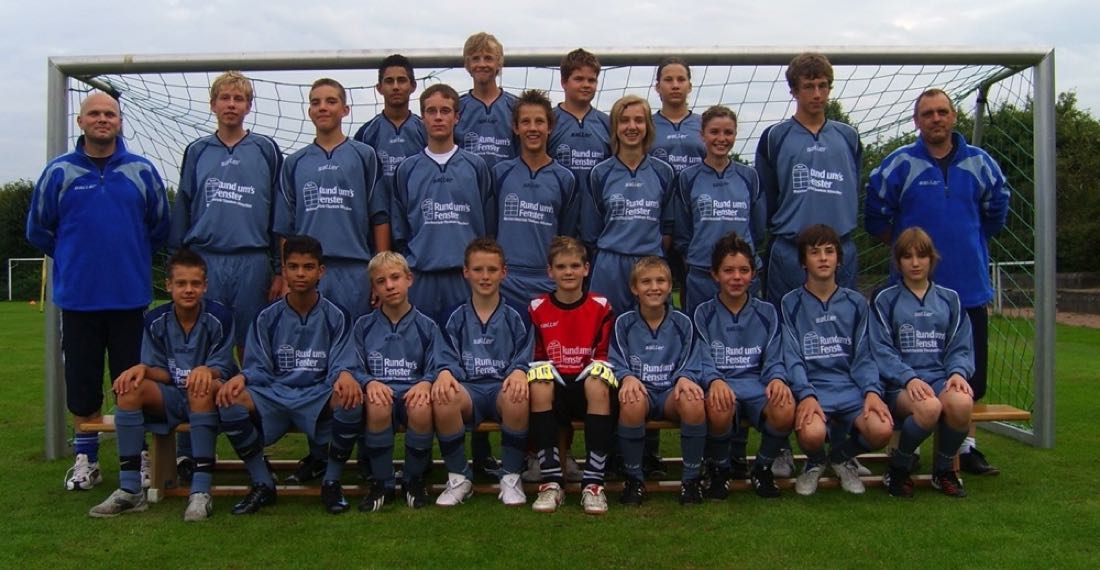 Mannschaft mit Trikot und Trainern
